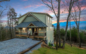 NEW Cozy 3BR w Spectacular VIEWS Hot Tub FREE Attraction Tickets